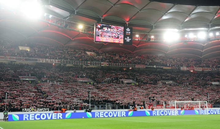 Stuttgart , Fußball UEFA Europa League VfB Stuttgart vs. Maccabi Tel Aviv , Stuttgarter Fans in der Cannstatter Kurve