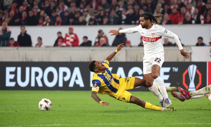 Stuttgart, Fußball UEFA Europa League, Saison 2025-2026, VfB Stuttgart vs. Maccabi Tel Aviv, v.l. Helio Varela (Tel), Lorenz Assignon (VfB)