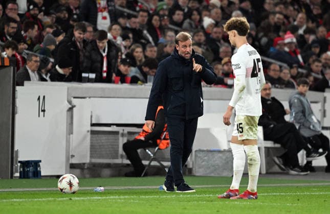 11.12.2025, xsltx, Fussball UEFA Europa League, VfB Stuttgart - Maccabi Tel Aviv v.l. Trainer Sebastian Hoeness Hoeneß (VfB Stuttgart) , Lazar Jovanovic (VfB Stuttgart) gibt Anweisungen Stuttgart