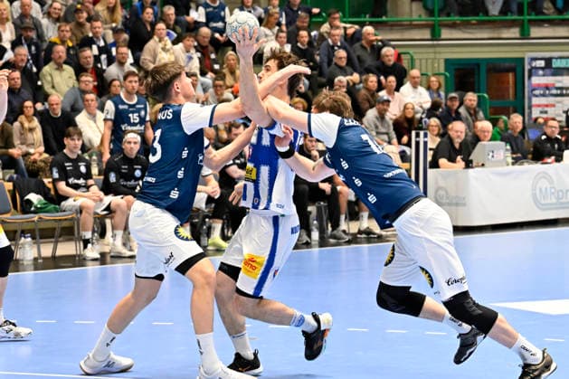 GER, 1.DAIKIN HBL, BHC06, BHC06 - ThSV Eisenach, 16. Spieltag 11.12. 2025,Wuppertal ,Unihalle, GER, 1.DAIKIN HBL, 16. Spieltag BHC06 - ThSV Eisenach 1.Liqui Moly HBL regulations prohibit any use of photographs as image sequences and or quasi-video im Bild Stephan Seitz ( THSV Eisenach 44 ) gegen Sören Steinhaus ( Bergischer HC 53 ) und Gerdas Bararskas ( Bergischer HC 14 ).