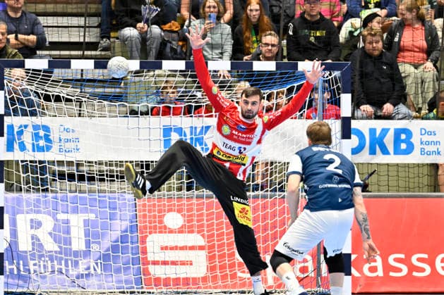 GER, 1.DAIKIN HBL, BHC06, BHC06 - ThSV Eisenach, 16. Spieltag 11.12. 2025,Wuppertal ,Unihalle, GER, 1.DAIKIN HBL, 16. Spieltag BHC06 - ThSV Eisenach 1.Liqui Moly HBL regulations prohibit any use of photographs as image sequences and or quasi-video im Bild Torwart Matija Spikic ( THSV Eisenach 1 ) gegen Noah Beyer ( Bergischer HC 2 ).