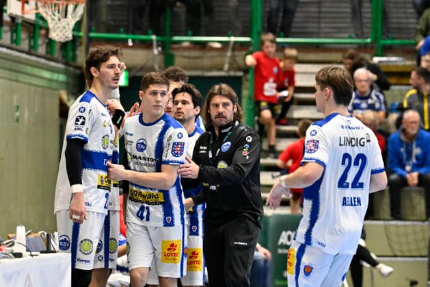 GER, 1.DAIKIN HBL, BHC06, BHC06 - ThSV Eisenach, 16. Spieltag 11.12. 2025,Wuppertal ,Unihalle, GER, 1.DAIKIN HBL, 16. Spieltag BHC06 - ThSV Eisenach 1.Liqui Moly HBL regulations prohibit any use of photographs as image sequences and or quasi-video im Bild Trainer Sebastian Hinze ( THSV Eisenach ) und die Mannschaft.