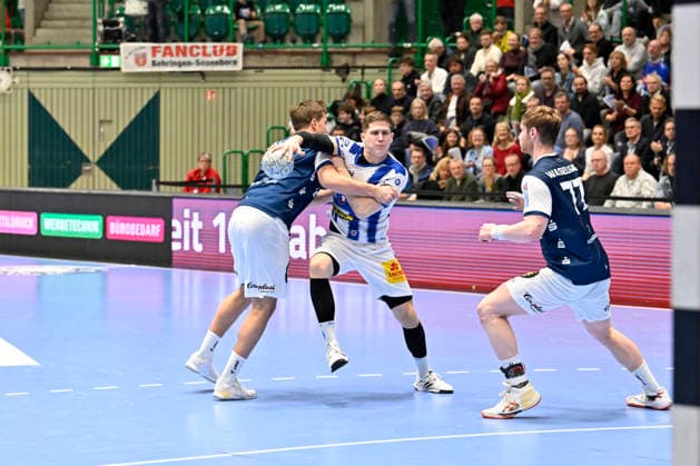 GER, 1.DAIKIN HBL, BHC06, BHC06 - ThSV Eisenach, 16. Spieltag 11.12. 2025,Wuppertal ,Unihalle, GER, 1.DAIKIN HBL, 16. Spieltag BHC06 - ThSV Eisenach 1.Liqui Moly HBL regulations prohibit any use of photographs as image sequences and or quasi-video im Bild Felix Aellen ( THSV Eisenach 22 ) und Lars Mitchell Kooij ( Bergischer HC 15 ).