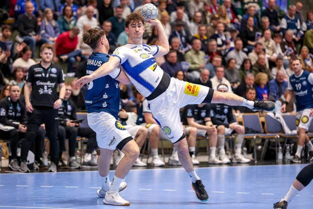11.12.2025, Handball, HBL, Bergischer HC - ThSV Eisenach, Unihalle Wuppertal: Soeren Steinhaus (BHC 53) im Zweikampf gegen Stephan Seitz (Eisenach 44) Nordrhein-Westfalen Deutschland
