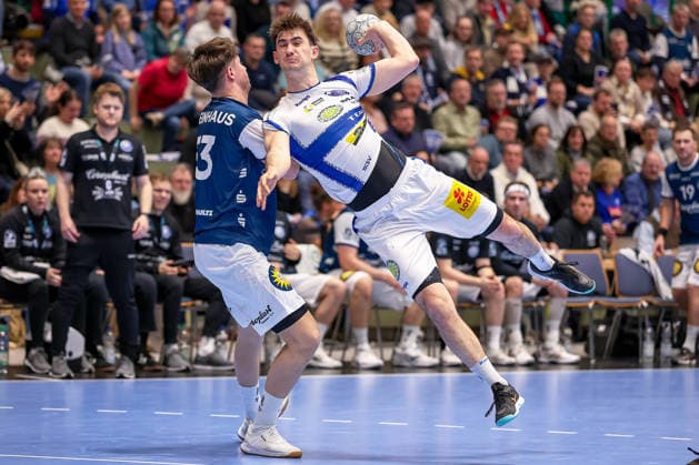 11.12.2025, Handball, HBL, Bergischer HC - ThSV Eisenach, Unihalle Wuppertal: Soeren Steinhaus (BHC 53) im Zweikampf gegen Stephan Seitz (Eisenach 44) Nordrhein-Westfalen Deutschland