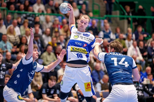 11.12.2025, Handball, HBL, Bergischer HC - ThSV Eisenach, Unihalle Wuppertal: Soeren Steinhaus (BHC 53) und Gerdas Babarskas (BHC 14) verteidigen gegen Fynn Hangstein (Eisenach 10) Nordrhein-Westfalen Deutschland