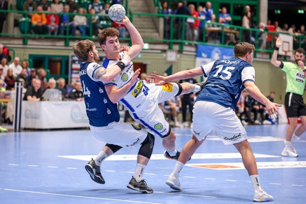 11.12.2025, Handball, HBL, Bergischer HC - ThSV Eisenach, Unihalle Wuppertal: Gerdas Babarskas (BHC 14) im Zweikampf gegen Stephan Seitz (Eisenach 44) Nordrhein-Westfalen Deutschland