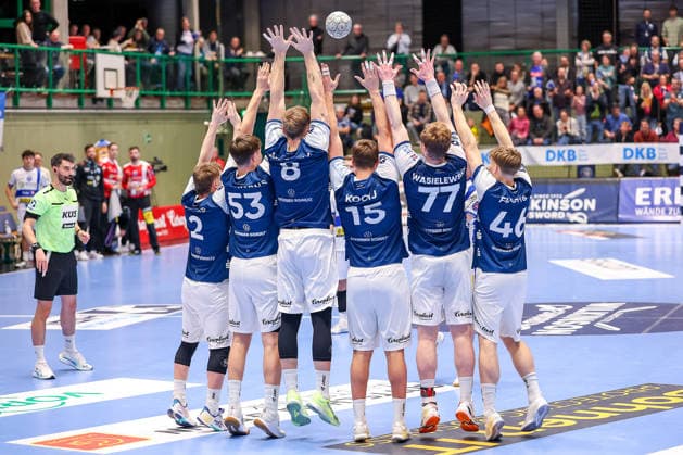 11.12.2025, Handball, HBL, Bergischer HC - ThSV Eisenach, Unihalle Wuppertal: Die Blaue Wand des BHC verteidigt beim Freiwurf kurz vor Ende der ersten Halbzeit v.L. Noah Beyer (BHC 02) Soeren Steinhaus (BHC 53) Nico Schöttle (BHC 08) Lars Kooij (BHC 15) Johannes Wasielewski (BHC 77) Julian Fuchs (BHC 46) Nordrhein-Westfalen Deutschland