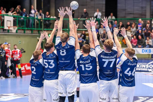 11.12.2025, Handball, HBL, Bergischer HC - ThSV Eisenach, Unihalle Wuppertal: Die Blaue Wand des BHC verteidigt beim Freiwurf kurz vor Ende der ersten Halbzeit v.L. Noah Beyer (BHC 02) Soeren Steinhaus (BHC 53) Nico Schöttle (BHC 08) Lars Kooij (BHC 15) Johannes Wasielewski (BHC 77) Julian Fuchs (BHC 46) Nordrhein-Westfalen Deutschland