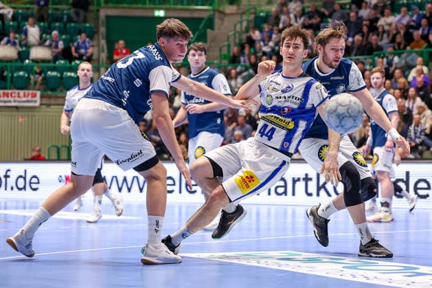 11.12.2025, Handball, HBL, Bergischer HC - ThSV Eisenach, Unihalle Wuppertal: Stephan Seitz (Eisenach 44) wird von Soeren Steinhaus (BHC 53) und Gerdas Babarskas (BHC 14) festgemacht Nordrhein-Westfalen Deutschland