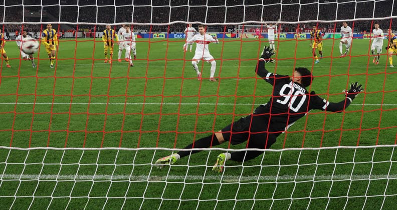 Stuttgart , Fußball UEFA Europa League VfB Stuttgart vs. Maccabi Tel Aviv , Tor zum 3 : 0 , Maximilian Mittelstädt ( VfB ) verwandelt einen Elfmeter gegen Roi Mishpati ( Tel )