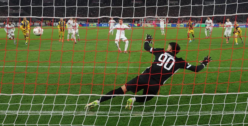 Stuttgart , Fußball UEFA Europa League VfB Stuttgart vs. Maccabi Tel Aviv , Tor zum 3 : 0 , Maximilian Mittelstädt ( VfB ) verwandelt einen Elfmeter gegen Roi Mishpati ( Tel )