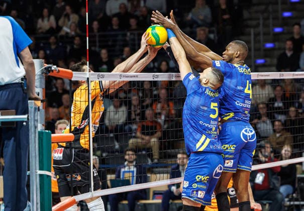 11.12.25, Berlin, Volleyball: 1.Bundesliga, Maenner, CEV Champions League , BR Volleys - Club Voleibol Guaguas, Max-Schmeling-Halle. Moritz Reichert (BR Volleys) spielt den Ball ueber das Netz.