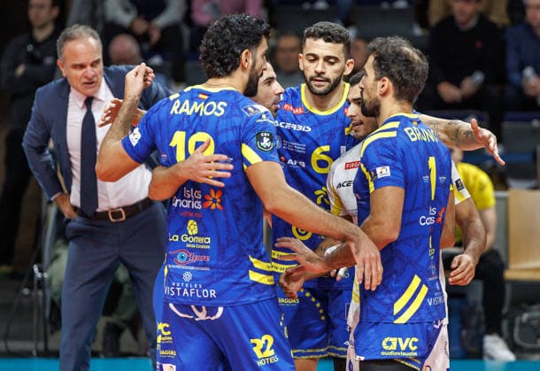 11.12.25, Berlin, Volleyball: 1.Bundesliga, Maenner, CEV Champions League , BR Volleys - Club Voleibol Guaguas, Max-Schmeling-Halle. Die Mannschaft freut sich ueberb den Punktgewinn.