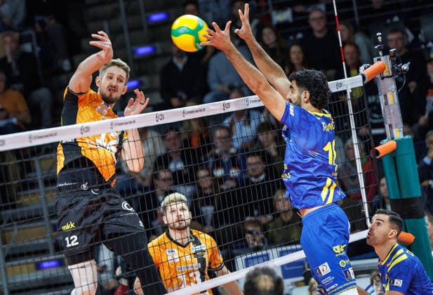 11.12.25, Berlin, Volleyball: 1.Bundesliga, Maenner, CEV Champions League , BR Volleys - Club Voleibol Guaguas, Max-Schmeling-Halle. Florian Krage-Brewitz (BR Volleys) spielt den Ball ueber das Netz.