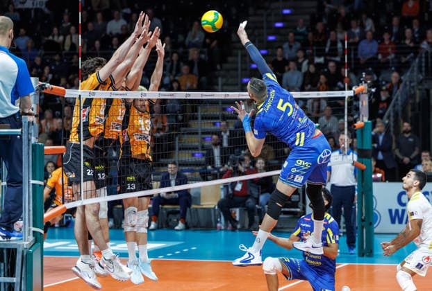 11.12.25, Berlin, Volleyball: 1.Bundesliga, Maenner, CEV Champions League , BR Volleys - Club Voleibol Guaguas, Max-Schmeling-Halle. Jake Hanes (BR Volleys), Florian Krage-Brewitz (BR Volleys) und Ruben Schott (BR Volleys) blocken den Ball.