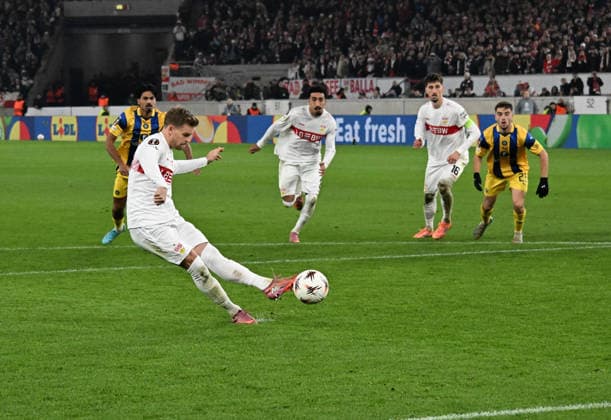 11.12.2025, xsltx, Fussball UEFA Europa League, VfB Stuttgart - Maccabi Tel Aviv v.l. Maximilian Mittelstädt (VfB Stuttgart) Goal scored, erzielt das Tor zum 3:0 Elfmeter, Strafstoss, Stuttgart