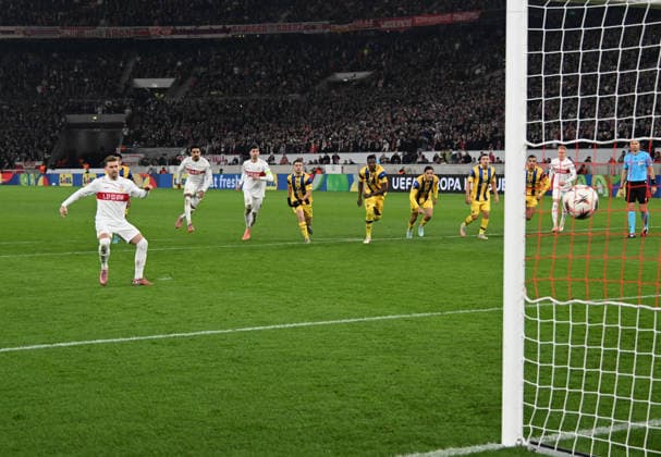 11.12.2025, xsltx, Fussball UEFA Europa League, VfB Stuttgart - Maccabi Tel Aviv v.l. Maximilian Mittelstädt (VfB Stuttgart) Goal scored, erzielt das Tor zum 3:0 Elfmeter, Strafstoss, Stuttgart