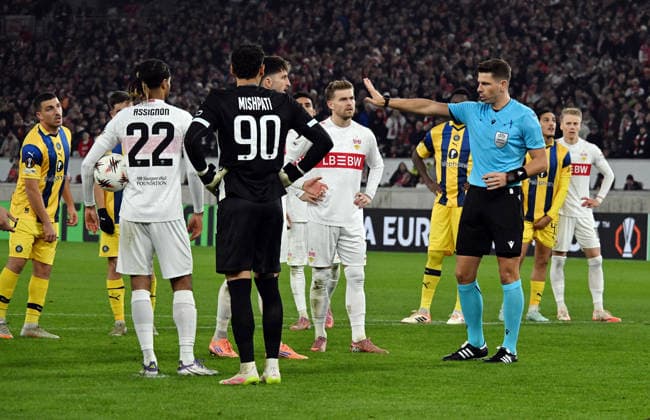 11.12.2025, xsltx, Fussball UEFA Europa League, VfB Stuttgart - Maccabi Tel Aviv v.l. Schiedsrichter Marian Alexandru Barbu (Rumänien) Videobeweis, Video Schiedsrichter, Videoreferee, Videorichter Stuttgart