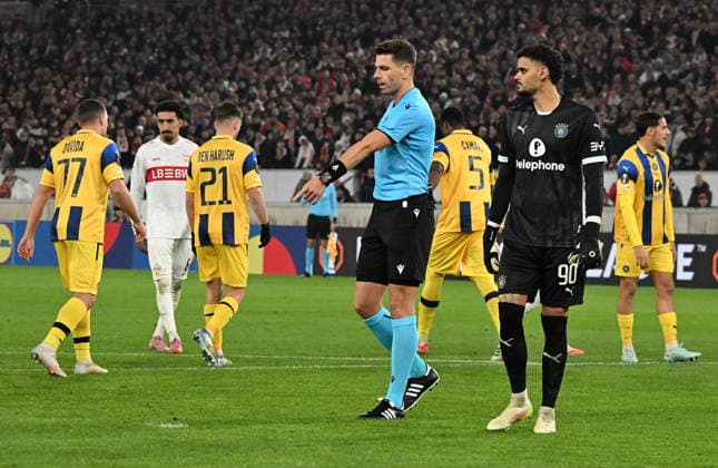 11.12.2025, xsltx, Fussball UEFA Europa League, VfB Stuttgart - Maccabi Tel Aviv v.l. Schiedsrichter Marian Alexandru Barbu (Rumänien) Videobeweis, Video Schiedsrichter, Videoreferee, Videorichter Stuttgart
