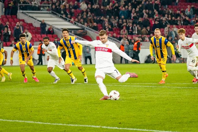 Fussball UEFA Europa League 2025 26, 6. Spieltag - VfB Stuttgart vs Maccabi Tel Aviv FC - Arena Stuttgart (Deutschland): Tor und Torjubel zum 3:0 durch Maximilian Mittelstädt Maximilian Mittelstaedt (VfB Stuttgart, 7) per Foulelfmeter, Freude, Emotionen, Jubel - Elfmeterszene Copyright: xJOERANxSTEINSIEKx
