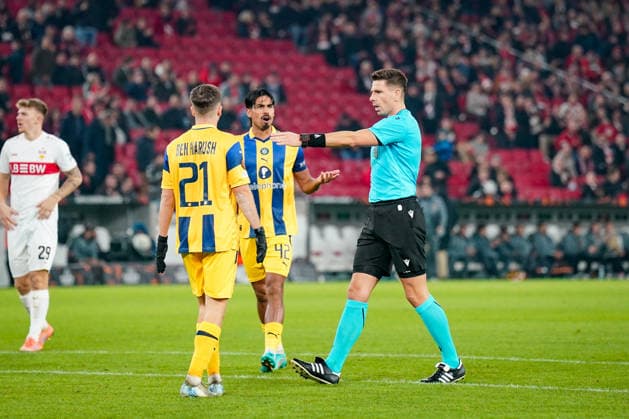 Fussball UEFA Europa League 2025 26, 6. Spieltag - VfB Stuttgart vs Maccabi Tel Aviv FC - Arena Stuttgart (Deutschland): Schiedsrichter Marian Barbu (ROU) zeigt auf den Elfmeterpunkt Copyright: xJOERANxSTEINSIEKx