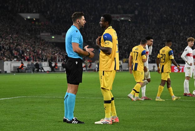 11.12.2025, xsltx, Fussball UEFA Europa League, VfB Stuttgart - Maccabi Tel Aviv v.l. Schiedsrichter Marian Alexandru Barbu (Rumänien) Mohamed Camara (Maccabi Tel Aviv) Stuttgart