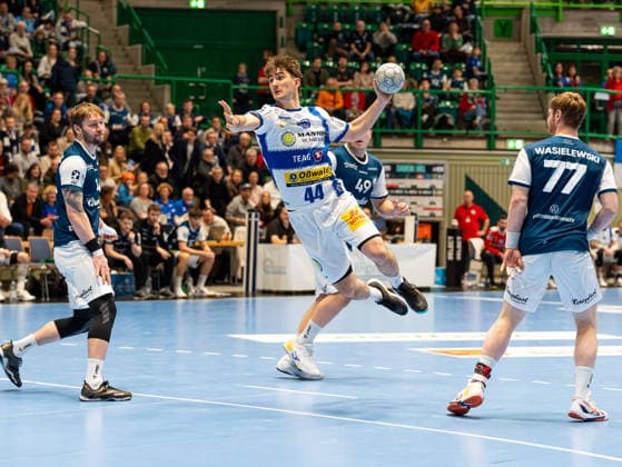 Stephan Seitz (ThSV Eisenach, 44) beim Torwurf. Johannes Wasielewski (Bergischer HC, 77) und Gerdas Babarskas (Bergischer HC, 14) koennen nichts mehr tun Bergischer HC vs. ThSV Eisenach, Handball, 1. Bundesliga, 16. Spieltag, Saison 2025 2026, 11.12.2025 Bergischer HC vs. ThSV Eisenach, Handball, 1. Bundesliga, 16. Spieltag, Saison 2025 2026, 11.12.2025 Wuppertal Copyright: xEibner-Pressefoto DamianxKruczynx EP_DKI