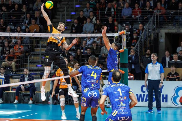 11.12.25, Berlin, Volleyball: 1.Bundesliga, Maenner, CEV Champions League , BR Volleys - Club Voleibol Guaguas, Max-Schmeling-Halle. Florian Krage-Brewitz (BR Volleys) spielt den Ball ueber das Netz.