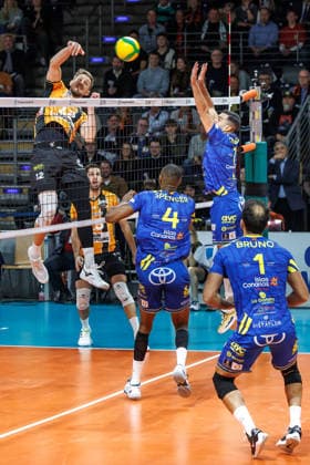 11.12.25, Berlin, Volleyball: 1.Bundesliga, Maenner, CEV Champions League , BR Volleys - Club Voleibol Guaguas, Max-Schmeling-Halle. Florian Krage-Brewitz (BR Volleys) spielt den Ball ueber das Netz.