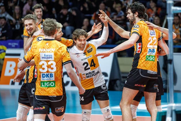 11.12.25, Berlin, Volleyball: 1.Bundesliga, Maenner, CEV Champions League , BR Volleys - Club Voleibol Guaguas, Max-Schmeling-Halle. Die Mannschaft freut sich ueber den ersten Satzgewinn.