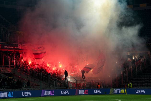Schweiz: UEFA Europa League 2025 26, BSC Young Boys vs LOSC Lille - Stadion Wankdorf, Bern: Fans von LOSC Lille mit Pyros vor dem Spiel Bern Stadion Wankdorf Bern Schweiz Copyright: xKjetilxWaberx