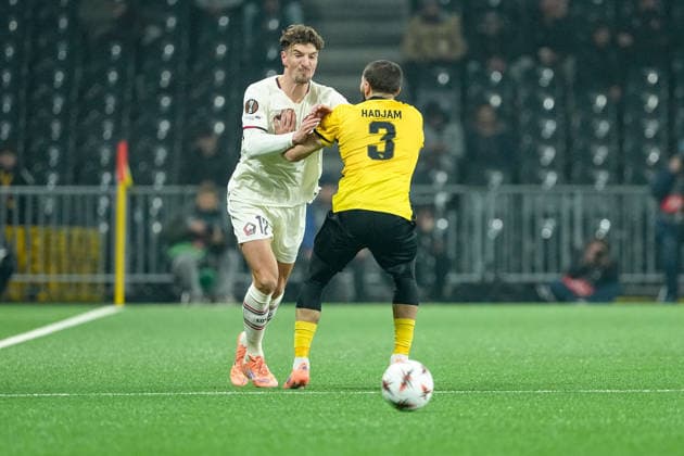 Schweiz: UEFA Europa League 2025 26, BSC Young Boys vs LOSC Lille - Stadion Wankdorf, Bern: Thomas Meunier (12 Lille) im Duell mit Jaouen Hadjam (3 Young Boys) Bern Stadion Wankdorf Bern Schweiz Copyright: xKjetilxWaberx