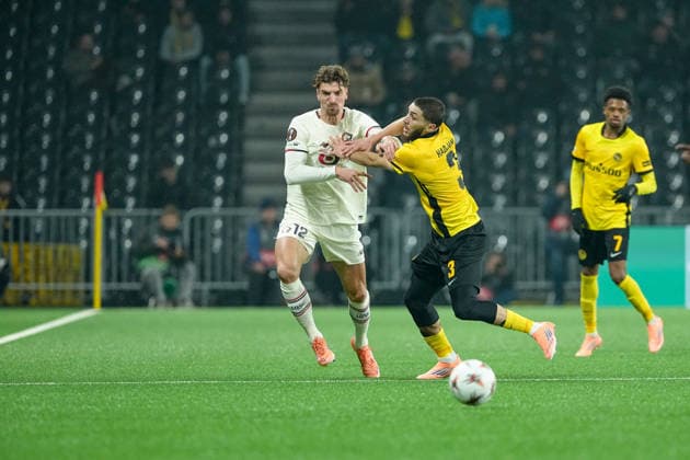 Schweiz: UEFA Europa League 2025 26, BSC Young Boys vs LOSC Lille - Stadion Wankdorf, Bern: Thomas Meunier (12 Lille) im Duell mit Jaouen Hadjam (3 Young Boys) Bern Stadion Wankdorf Bern Schweiz Copyright: xKjetilxWaberx