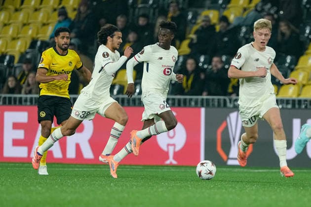 Schweiz: UEFA Europa League 2025 26, BSC Young Boys vs LOSC Lille - Stadion Wankdorf, Bern: Felix Correia (27 Lille) in aktion mit Ayyoub Bouaddi (32 Lille) und Hakon Arnar Haraldsson (10 Lille) Bern Stadion Wankdorf Bern Schweiz Copyright: xKjetilxWaberx