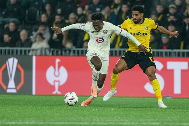 Schweiz: UEFA Europa League 2025 26, BSC Young Boys vs LOSC Lille - Stadion Wankdorf, Bern: Felix Correia (27 Lille) im Duell mit Saidy Janko (17 Young Boys) Bern Stadion Wankdorf Bern Schweiz Copyright: xKjetilxWaberx