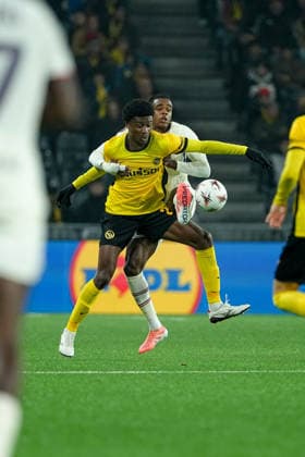 Schweiz: UEFA Europa League 2025 26, BSC Young Boys vs LOSC Lille - Stadion Wankdorf, Bern: Nathan Ngoy (3 Lille) im Duell mit Chris Bedia (29 Young Boys) Bern Stadion Wankdorf Bern Schweiz Copyright: xKjetilxWaberx