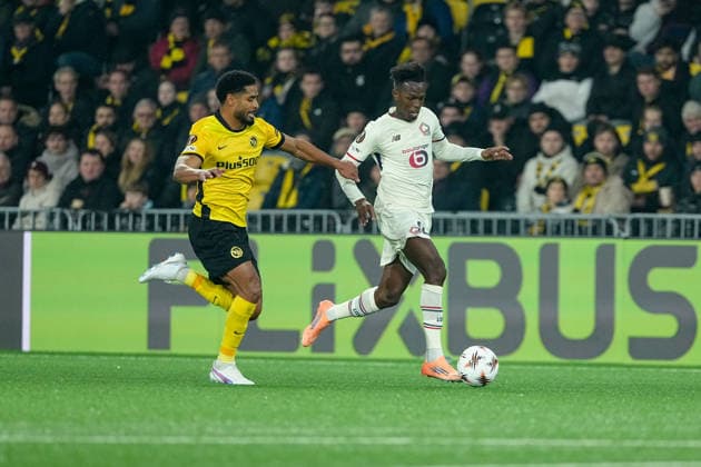 Schweiz: UEFA Europa League 2025 26, BSC Young Boys vs LOSC Lille - Stadion Wankdorf, Bern: Felix Correia (27 Lille) im Duell mit Saidy Janko (17 Young Boys) Bern Stadion Wankdorf Bern Schweiz Copyright: xKjetilxWaberx