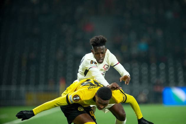 Schweiz: UEFA Europa League 2025 26, BSC Young Boys vs LOSC Lille - Stadion Wankdorf, Bern: Felix Correia (27 Lille) im Duell mit Tanguy Zoukrou (4 Young Boys) Bern Stadion Wankdorf Bern Schweiz Copyright: xKjetilxWaberx