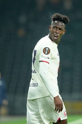 Schweiz: UEFA Europa League 2025 26, BSC Young Boys vs LOSC Lille - Stadion Wankdorf, Bern: Felix Correia (27 Lille) mit Zeichen zum Assistant Referee Bern Stadion Wankdorf Bern Schweiz Copyright: xKjetilxWaberx