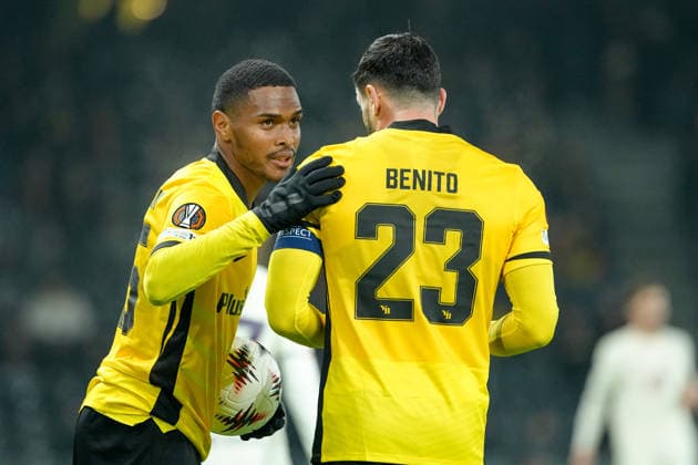 Schweiz: UEFA Europa League 2025 26, BSC Young Boys vs LOSC Lille - Stadion Wankdorf, Bern: Rayan Raveloson (45 Young Boys) im Gespräch mit Loris Benito (23 Young Boys) Bern Stadion Wankdorf Bern Schweiz Copyright: xKjetilxWaberx