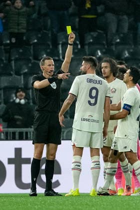 Schweiz: UEFA Europa League 2025 26, BSC Young Boys vs LOSC Lille - Stadion Wankdorf, Bern: Olivier Giroud (9 Lille) bekommt eine gelbe Karte von Schiedsrichter Sander van der Eijk Bern Stadion Wankdorf Bern Schweiz Copyright: xKjetilxWaberx