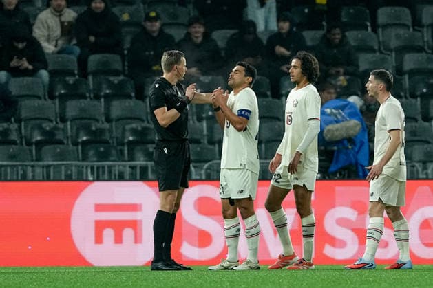 Schweiz: UEFA Europa League 2025 26, BSC Young Boys vs LOSC Lille - Stadion Wankdorf, Bern: Benjamin Andre (21 Lille) im Gespräch mit Schiedsrichter Sander van der Eijk Bern Stadion Wankdorf Bern Schweiz Copyright: xKjetilxWaberx