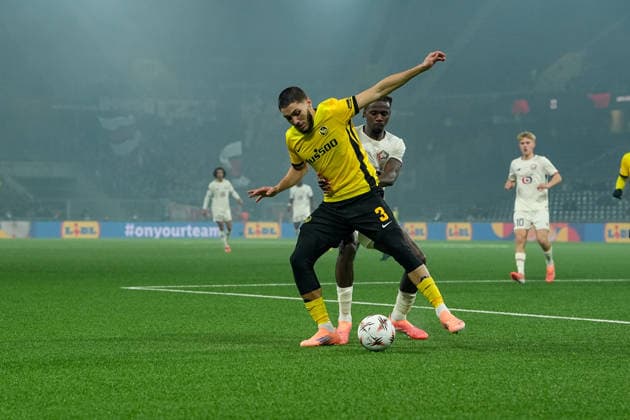 Schweiz: UEFA Europa League 2025 26, BSC Young Boys vs LOSC Lille - Stadion Wankdorf, Bern: Jaouen Hadjam (3 Young Boys) im Duell mit Ngat Ayel Mukau (17 Lille) Bern Stadion Wankdorf Bern Schweiz Copyright: xKjetilxWaberx