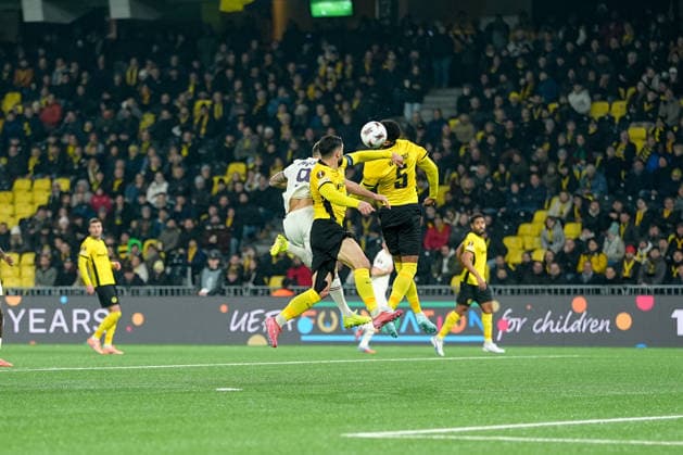 Schweiz: UEFA Europa League 2025 26, BSC Young Boys vs LOSC Lille - Stadion Wankdorf, Bern: Gregory Wüthrich - Gregory Wuthrich (5 Young Boys) im Kopfball Duell mit Olivier Giroud (9 Lille) Bern Stadion Wankdorf Bern Schweiz Copyright: xKjetilxWaberx