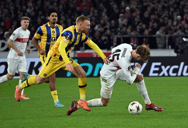 11.12.2025, xsltx, Fussball UEFA Europa League, VfB Stuttgart - Maccabi Tel Aviv v.l. Ido Shahar (Maccabi Tel Aviv), Lazar Jovanovic (VfB Stuttgart) Stuttgart