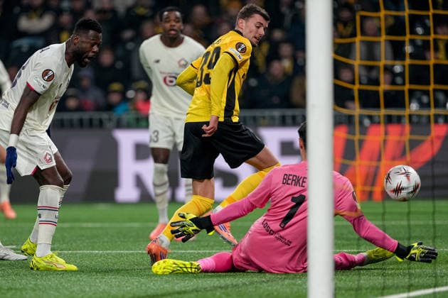 Schweiz: UEFA Europa League 2025 26, BSC Young Boys vs LOSC Lille - Stadion Wankdorf, Bern: Tor von Darian Males (39 Young Boys) gegen Torhüter Berke Ozer (1 Lille) Bern Stadion Wankdorf Bern Schweiz Copyright: xKjetilxWaberx