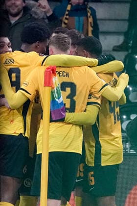 Schweiz: UEFA Europa League 2025 26, BSC Young Boys vs LOSC Lille - Stadion Wankdorf, Bern: Darian Males (39 Young Boys) jubelt nach seinem tor mit dem Team Bern Stadion Wankdorf Bern Schweiz Copyright: xKjetilxWaberx