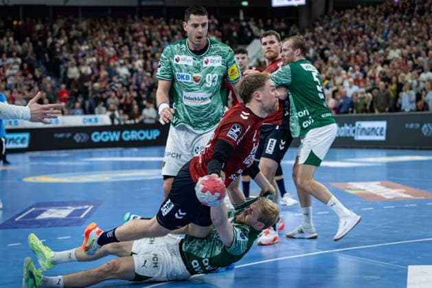 DAIKIN HBL: SG Flensburg-Handewitt vs Füchse Berlin; 11.12.25 Simon Pytlick (Nr.02, SG Flensburg-Handewitt) setzt sich durch DAIKIN HBL: SG Flensburg-Handewitt vs Füchse Berlin, GP JOULE Arena am 11.12.25 Copyright: xBEAUTIFULxSPORTS MarioxM.xKobergx