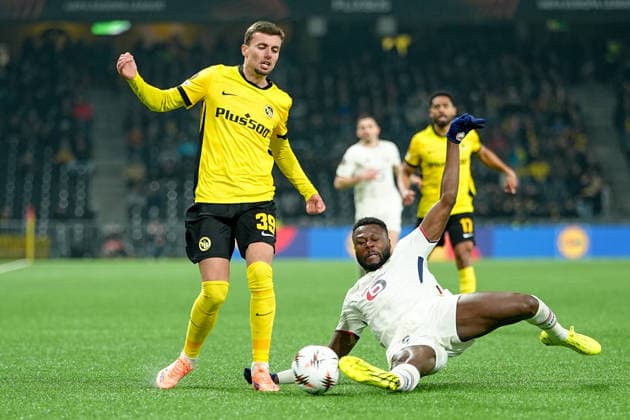 Schweiz: UEFA Europa League 2025 26, BSC Young Boys vs LOSC Lille - Stadion Wankdorf, Bern: Chancel Mbemba (18 Lille) im Duell mit Darian Males (39 Young Boys) Bern Stadion Wankdorf Bern Schweiz Copyright: xKjetilxWaberx